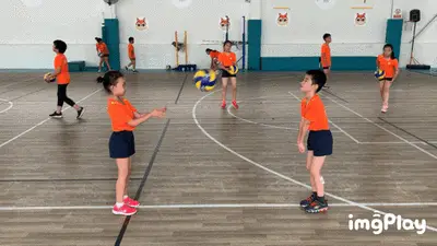 成都蓉城新掌门人徐正源续约并推动三名球员签约，球队迅速崛起，有望争冠。